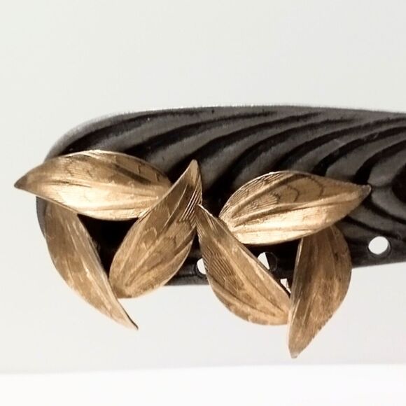 Vintage Bergere Mid Century Three Leaf Gold Tone Clip Earrings - Picture 3 of 6